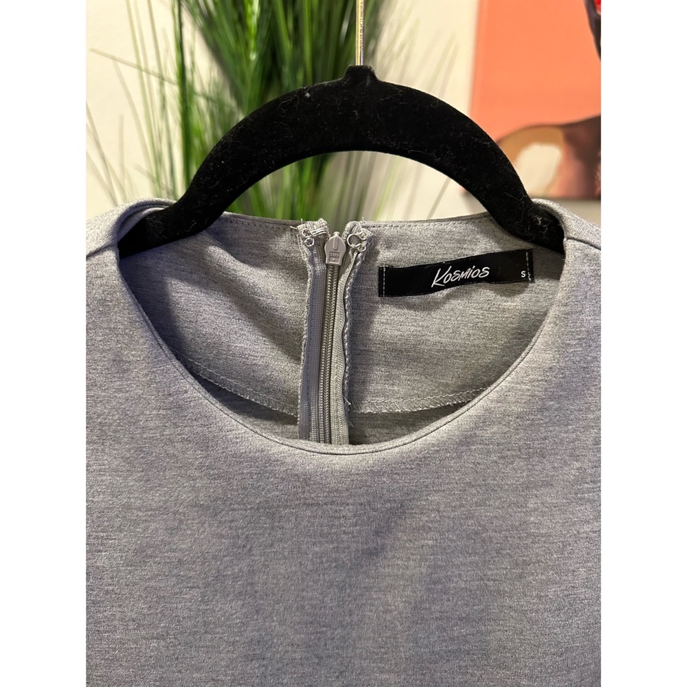 Kosmios Short Sleeve Sweat Shirt w/ Ruffled Hem Gray & White - Size Small - Picture 3 of 9